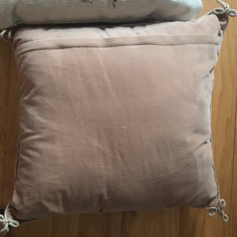 Embroidered pillows - Picture 3 of 3